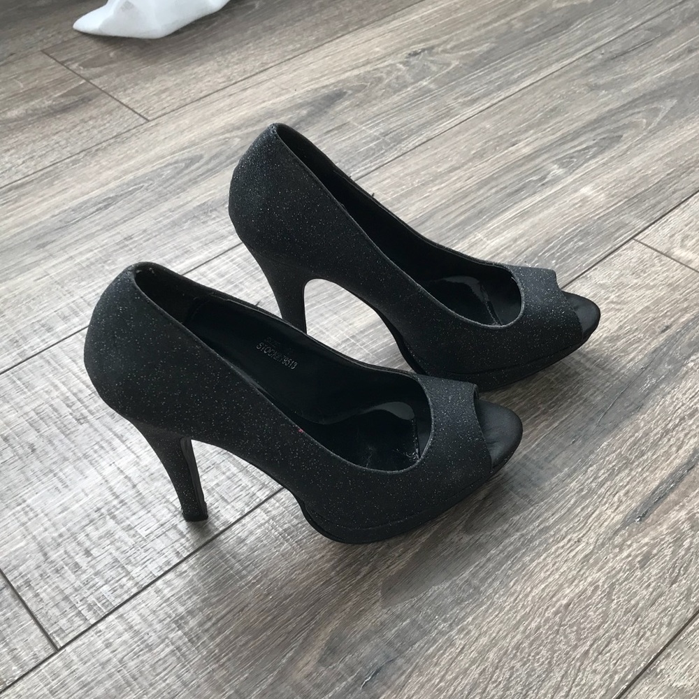 Black subtle glitter heels✨✨